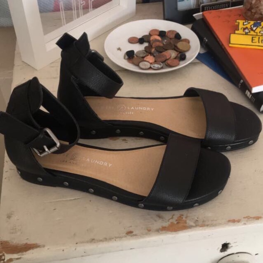Chinese Laundry ‘Grady Flat Leather Sandal’